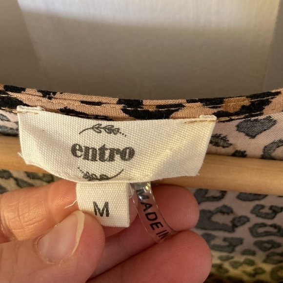 Entro Medium button down blouse leopard print mother of pearl 3/4 sleeves - Picture 2 of 10